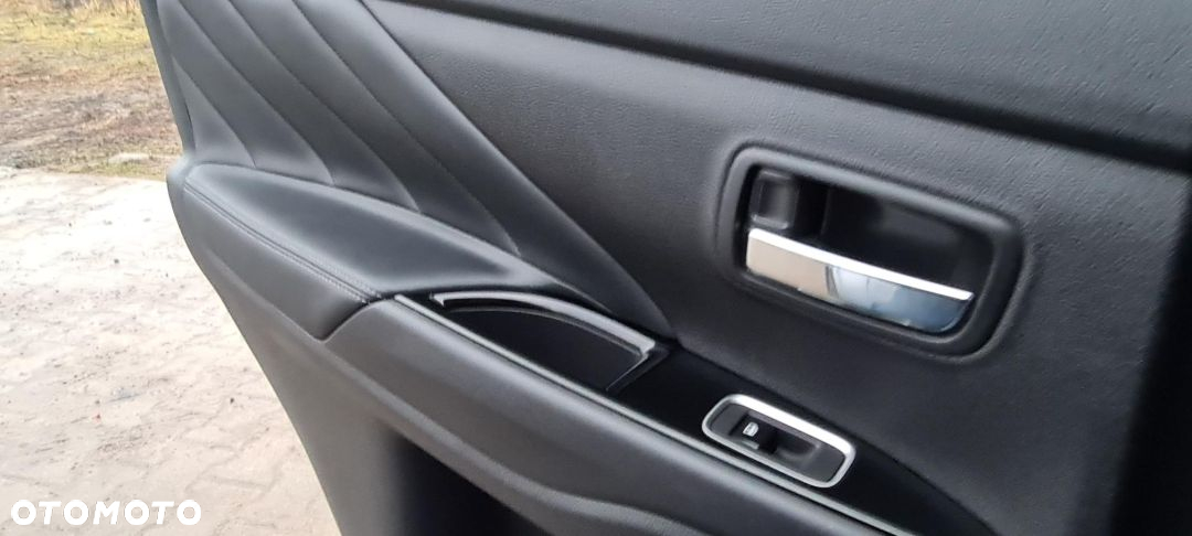 Mitsubishi Outlander 2.0 4WD Plug-In Hybrid Plus - 14