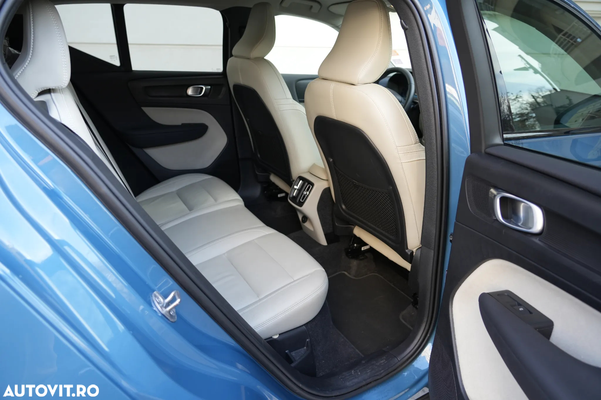 Volvo XC 40 B3 AT FWD MHEV Plus Dark - 12