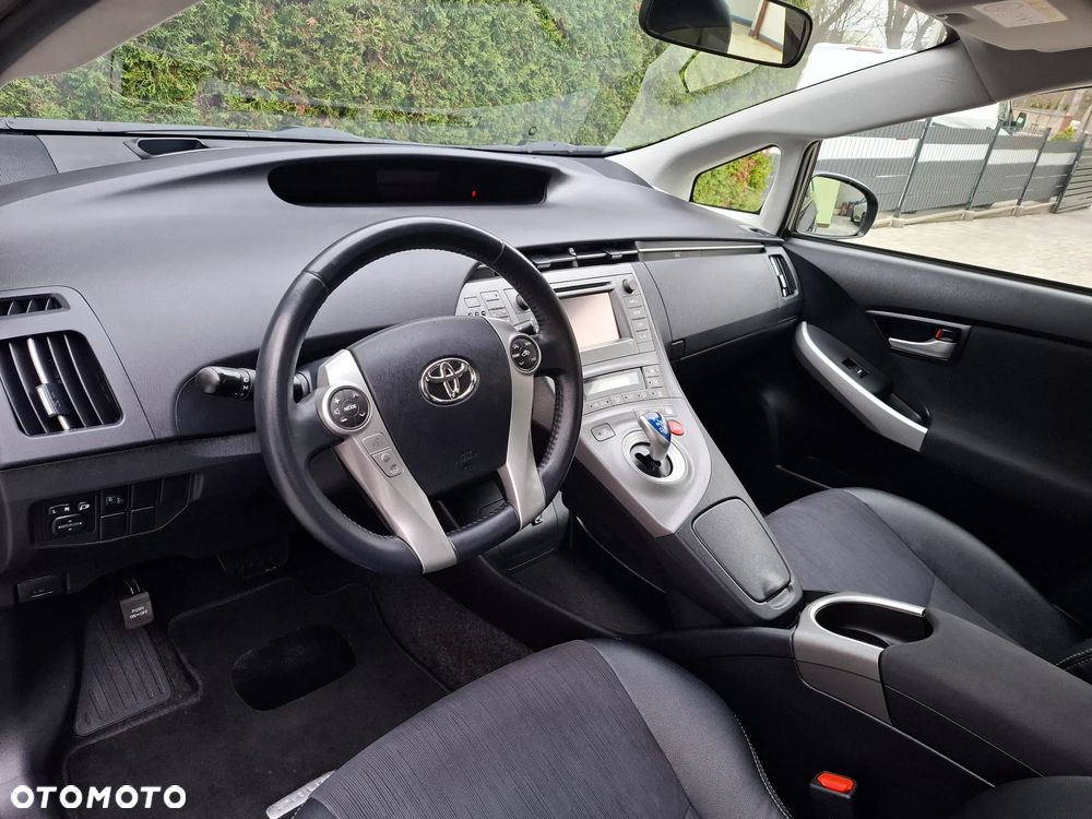 Toyota Prius (Hybrid) Executive - 12
