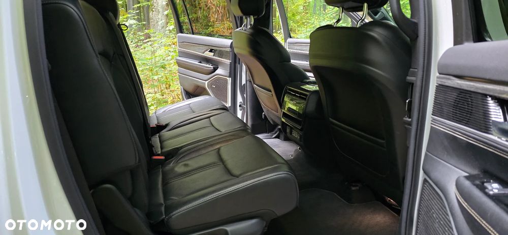Jeep Wagoneer - 28