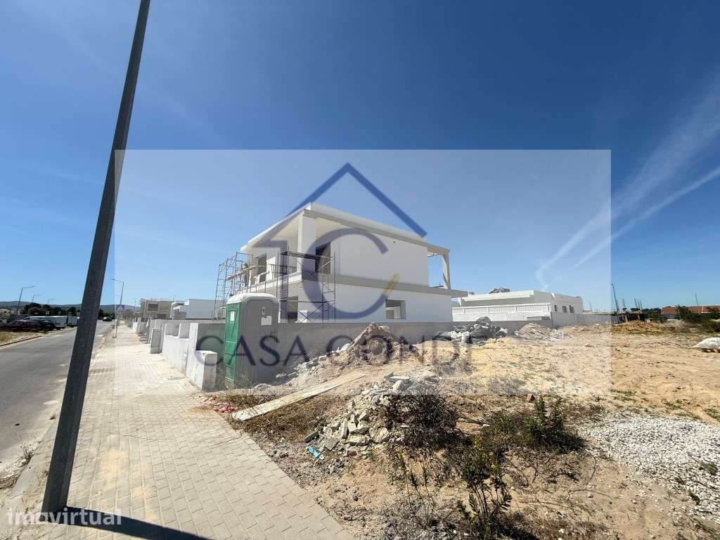 Moradia T4 Isolada Duplex em Azeitão com Piscina e Excelentes Acaba... - Grande imagem: 3/36