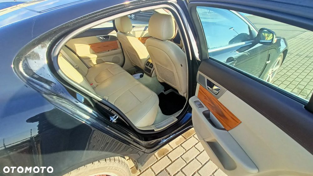 Jaguar XF 2.7 V6 D Luxury - 16