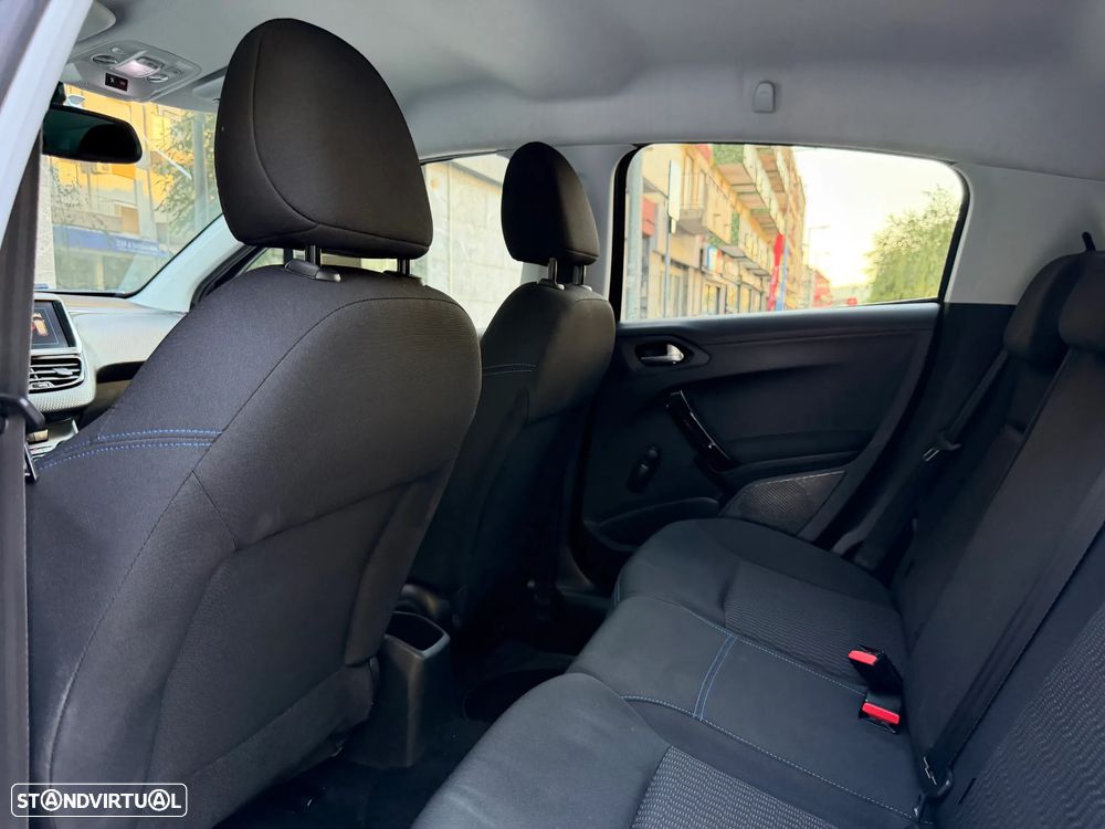 Peugeot 208 1.2 PureTech Signature - 27