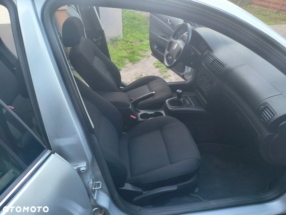 Volkswagen Passat 1.6 Basis - 21