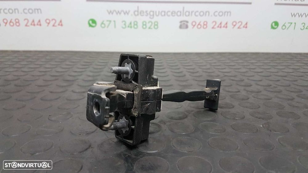 RETENTOR DA PORTA TRASEIRA DIREITA RENAULT TWINGO III DYNAMIQUE - 2