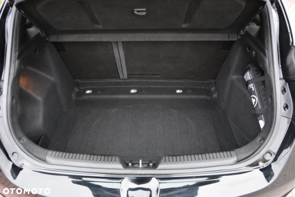 Hyundai i30 1.6 CRDI Fifa World Cup Edition - 25