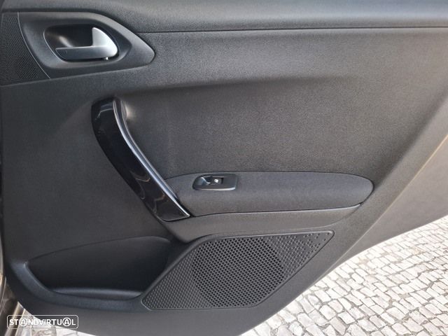 Peugeot 208 1.2 PureTech Signature - 40