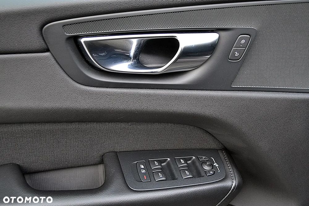 Volvo XC 60 B4 D Momentum Pro - 11