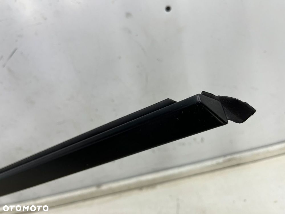 Listwa Porsche Macan 95b 14r czarny mat prawa przednia listwa zgarniająca uszczelka zewnętrzna drzwi - 2