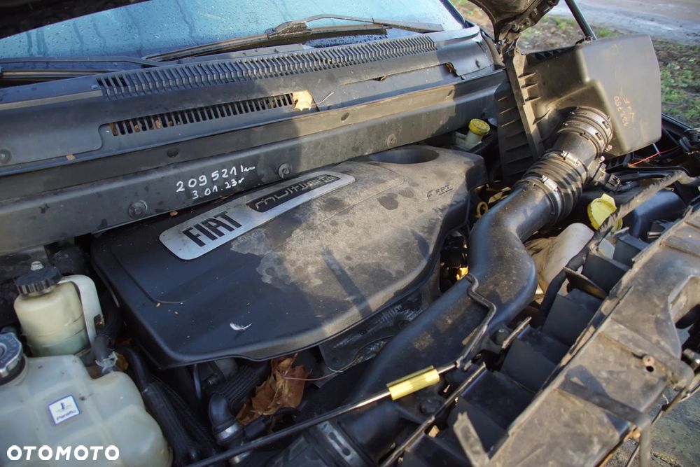 Auto na części - Fiat Freemont 2.0 MultiJet 140 KM 939B5000 C63563517 628 2014R Silnik Skrzynia Drzwi Błotnik Lusterko Zderzak Klapa Lampa Deska Kokpit Sterownik Moduł Czujnik Licznik Wyświetlacz Kierownica Panel - 18