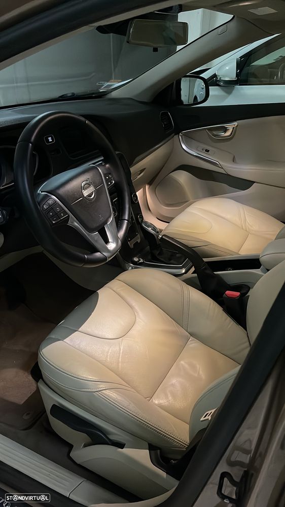 Volvo V40 2.0 D4 Momentum Geartronic - 2