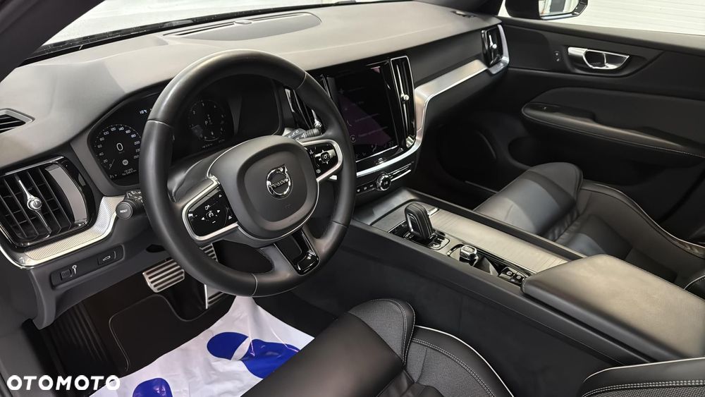 Volvo V60 B4 D R-Design - 11