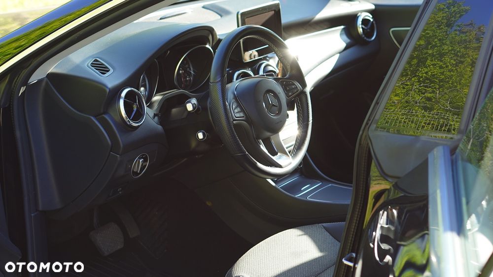 Mercedes-Benz CLA 180 7G-DCT - 7