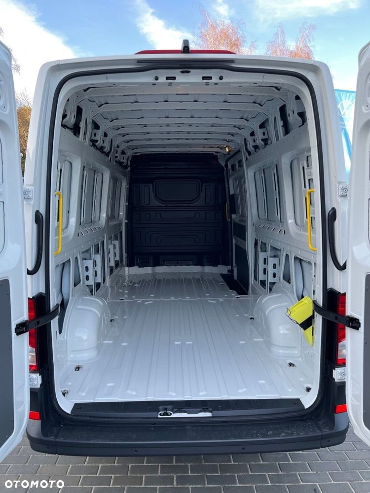 Volkswagen Crafter 35 Furgon z wysokim dachem   silnik: 2,0 l EU6 SCR  140 KM  /  skrzynia biegów: Przedni napęd manualna 6-biegowa rozstaw osi: 4490 mm - 13