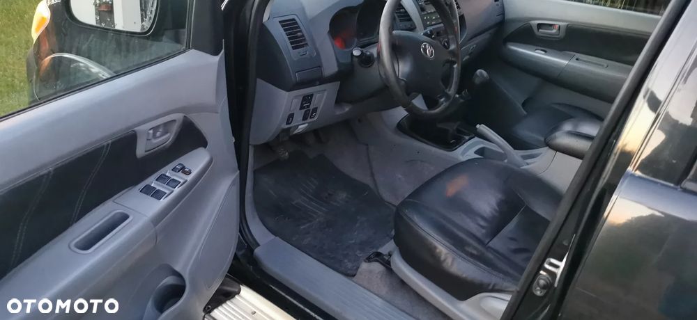 Toyota Hilux 2.5 D-4D DLX + - 11