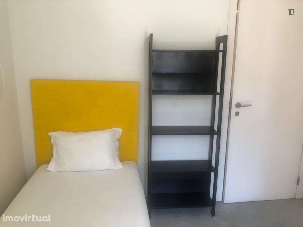 Quarto - localizado em Intendente Lisbon - Grande imagem: 2/12