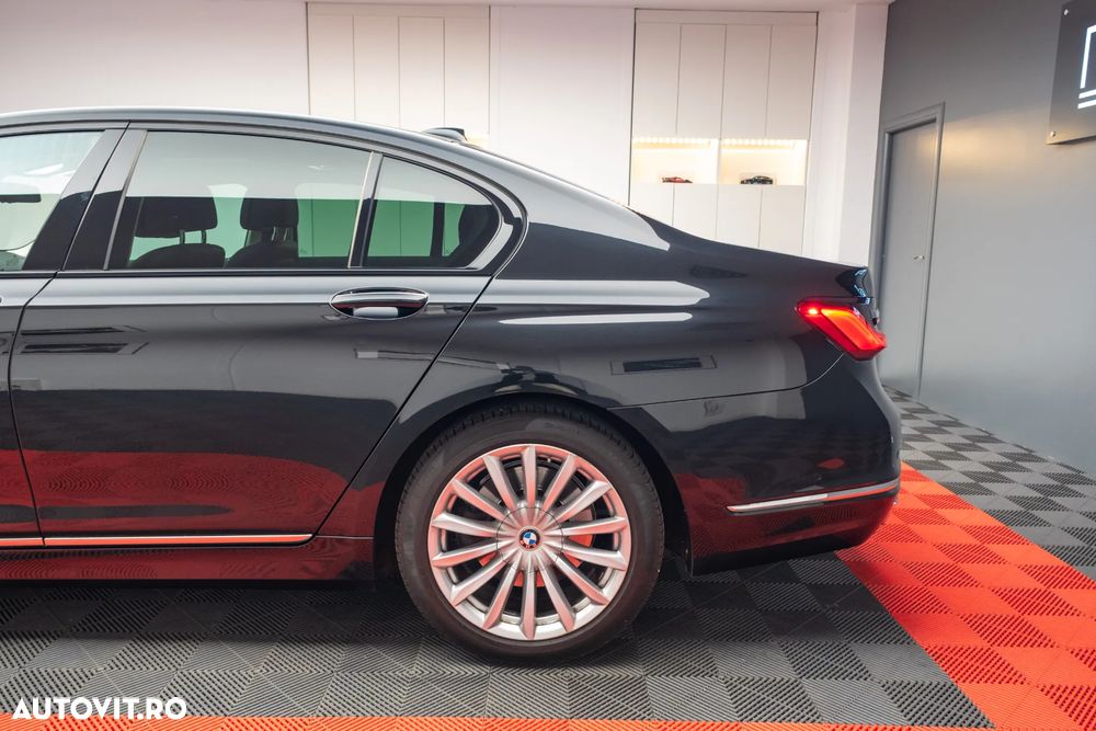 BMW Seria 7 740d xDrive MHEV - 32