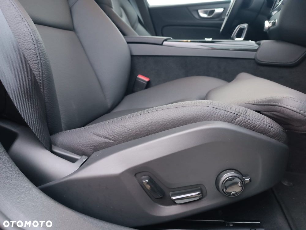 Volvo V60 T8 AWD Plug-In Hybrid Plus Dark - 20