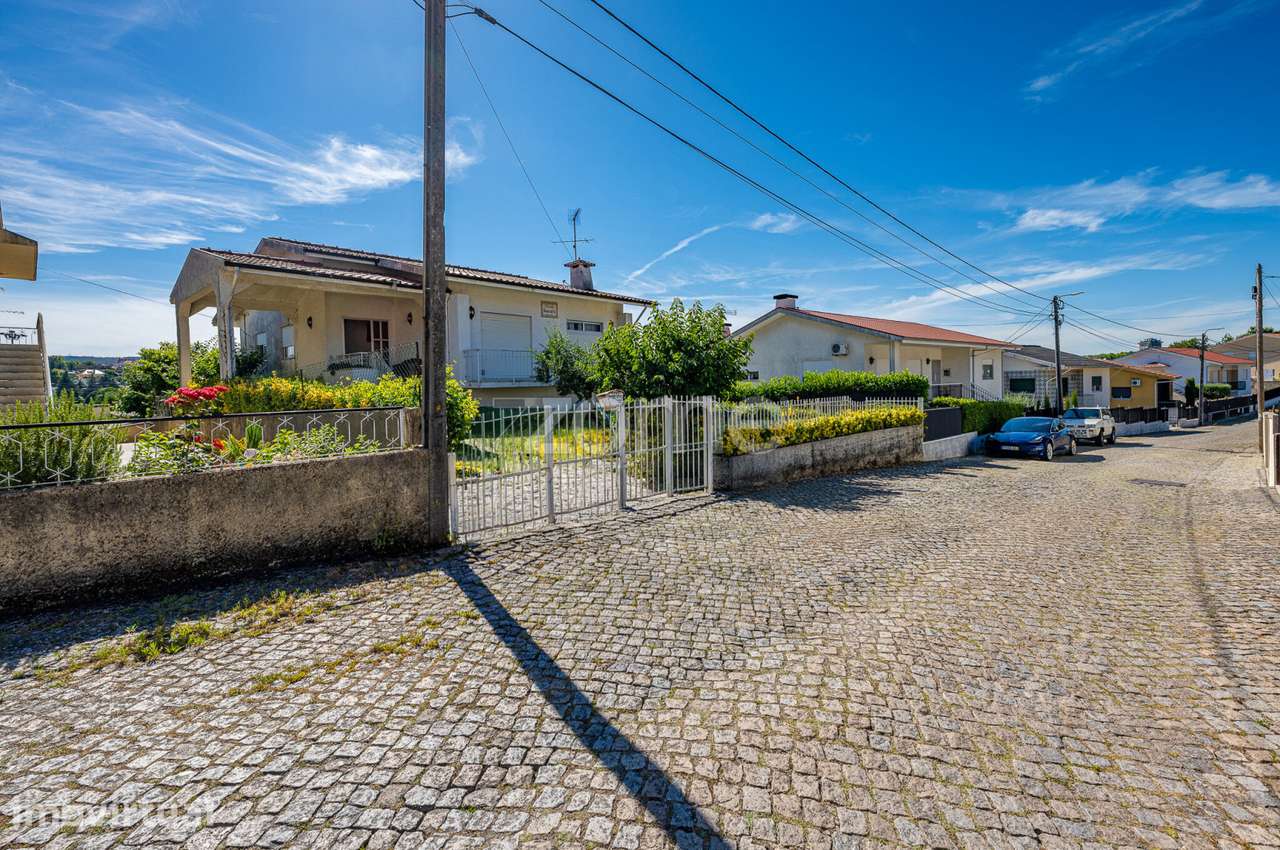 Moradia T3 com Jardim, Armazém e Terreno de 622 m² em Santo Tirso - Grande imagem: 4/43