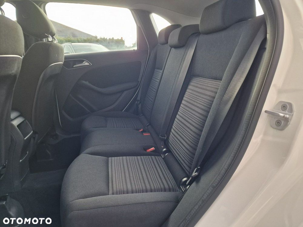 Mercedes-Benz Klasa B 180 Edition - 19