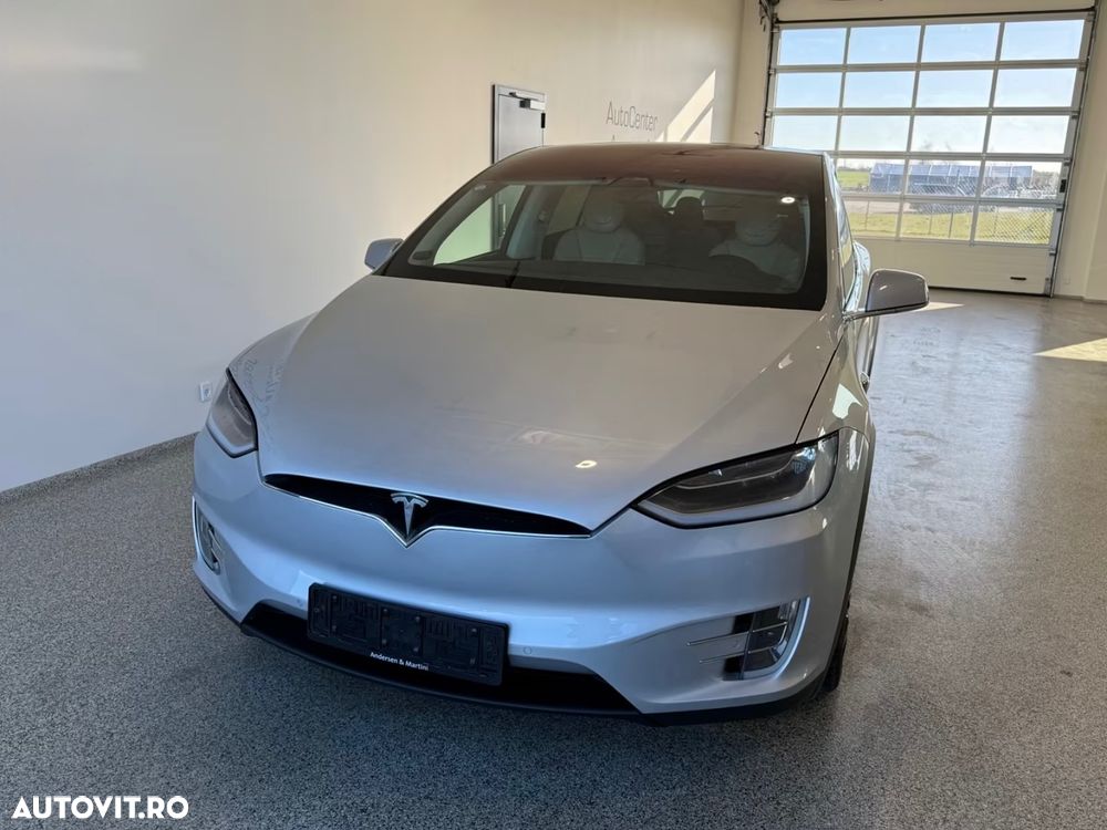 Tesla Model X - 11