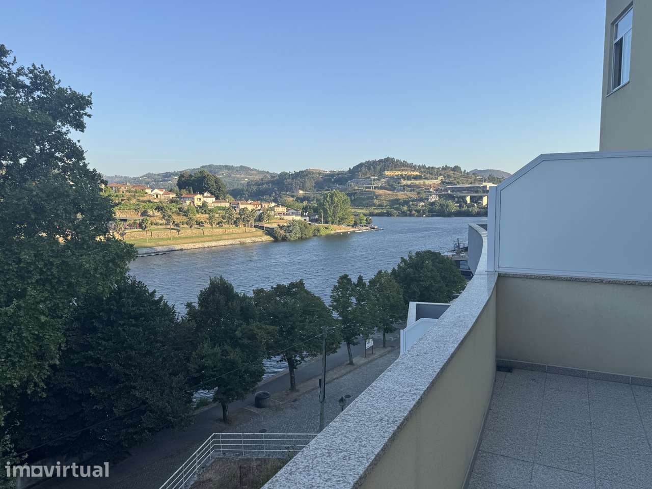 Apartamento com varanda e vistas privilegiadas para o Tâmega e Douro - Grande imagem: 3/17