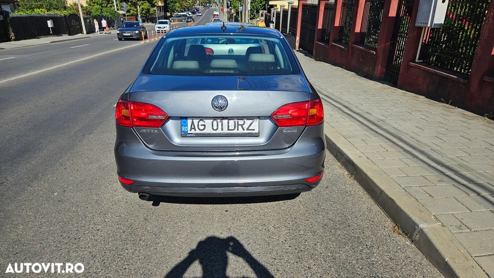 Volkswagen Jetta - 2