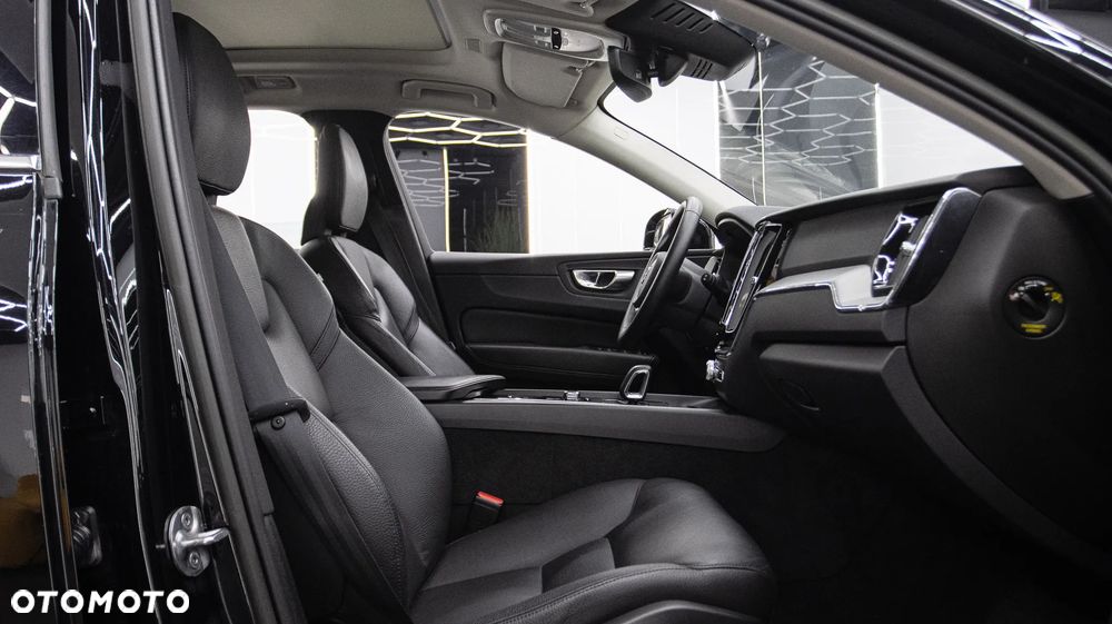 Volvo XC 60 T6 Plug-In Hybrid AWD Core - 24