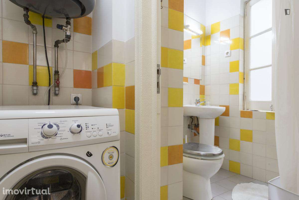 Quarto - localizado em Intendente Lisbon - Grande imagem: 5/17