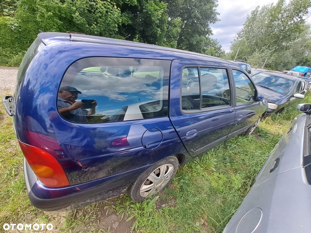 Renault Megane I FL (99-02r.) 1.9 DTI 80KM. Silnik F9Q 744 Skrzynia JB3 972 . Cały na części. GWARANCJA !!! Przód Tył Zestaw Komplet Drzwi Klapa Zderzak Błotnik Maska Grill Atrapa Szyba Pas Lampa Lusterko Boczki Fotel Kanapa Kokpit Deska Rozdzielcza Przełącznik Włącznik Sterownik Przewody Wiązka Instalacja Moduł Komputer Czujnik Listwa Pompa Alternator Wtryski Głowica Rozrusznik Kompresor Sprzęgło Dwumas Silnik Skrzynia ABS Klimatyzacji Paliwa Wspomagania Kolektor Turbina Przepustnica Zawór Chłodnica Koło Hak Belka Sanki Zawieszenie Mcpherson Półoś Amortyzator Wydech Tłumik Zacisk Most - 4