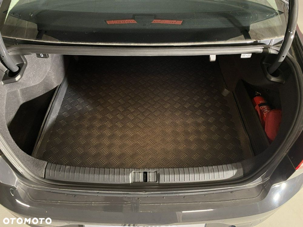 Volkswagen Passat - 15