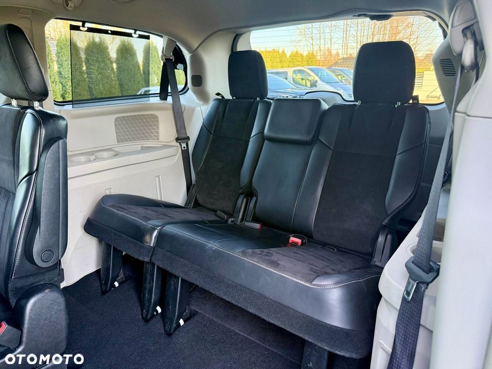 Chrysler Town & Country 3.6 Limited - 18