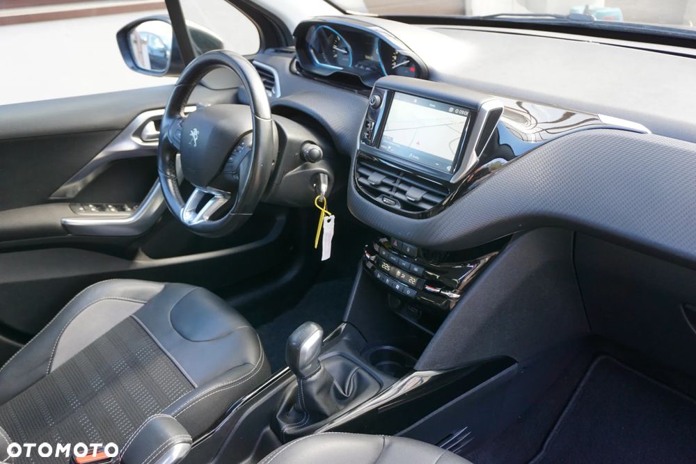 Peugeot 2008 1.2 Pure Tech Allure S&S - 17