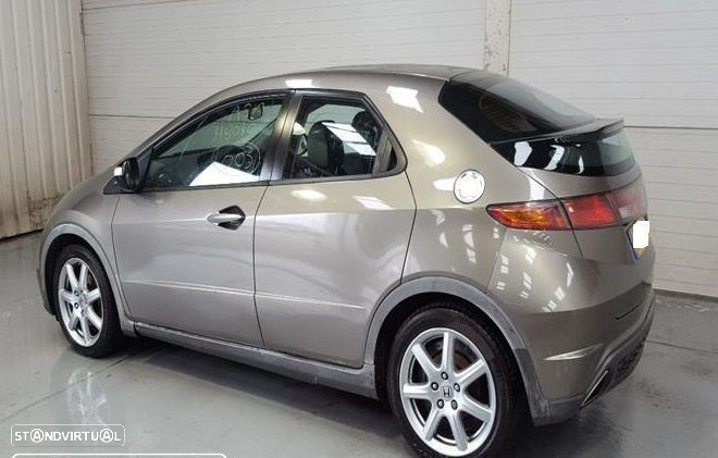 Honda Civic Viii hatchback FK1 2.2 CDTI de 2007 disponível para peças - 3