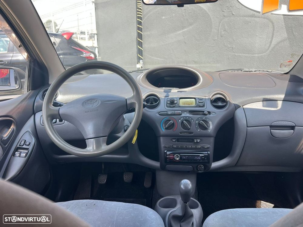 Toyota Yaris 1.0 Base C/Radio - 13