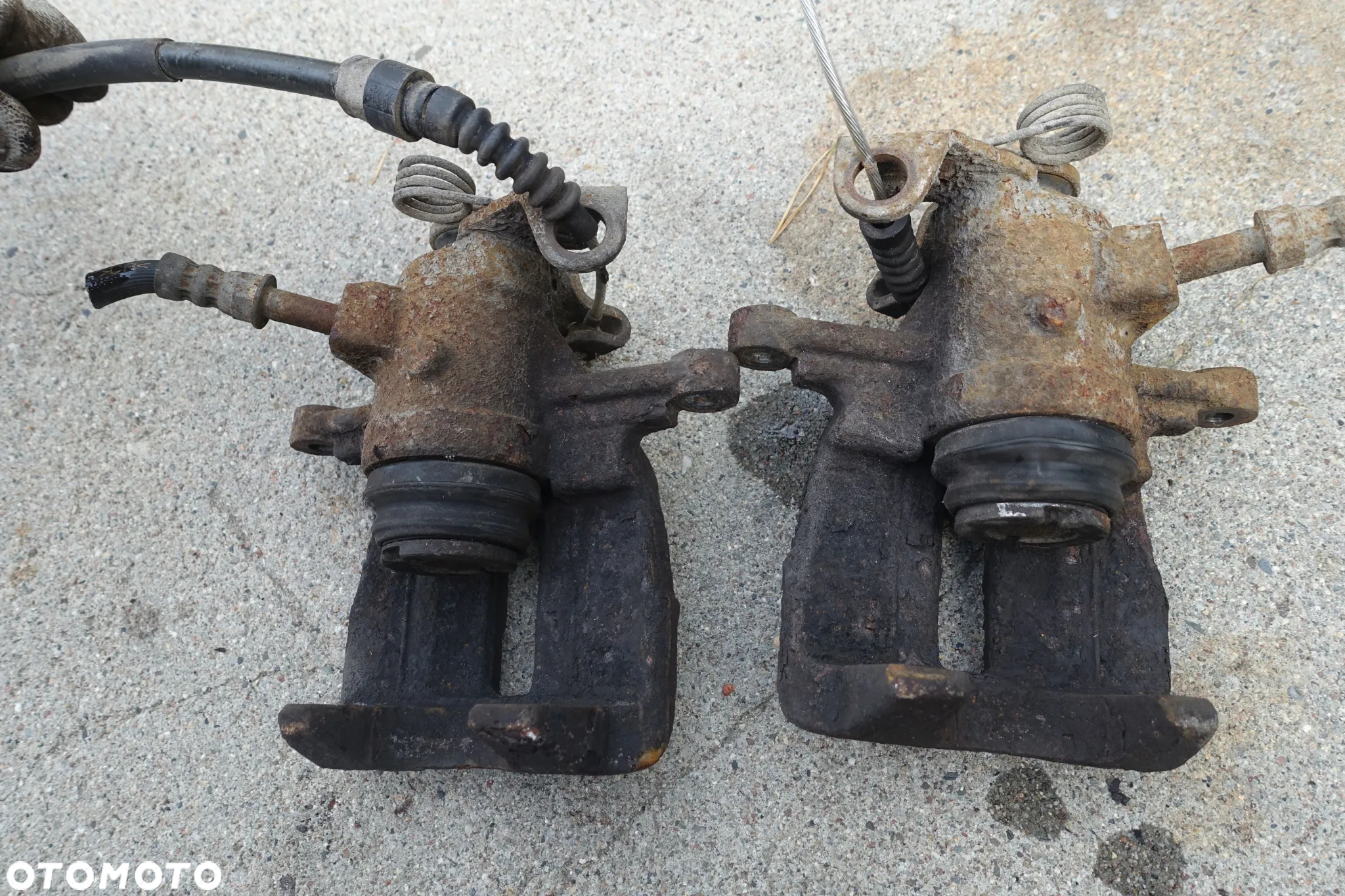 ZACISK HAMULCOWY JARZMO LEWY PRAWY TYŁ VW T5 - 4