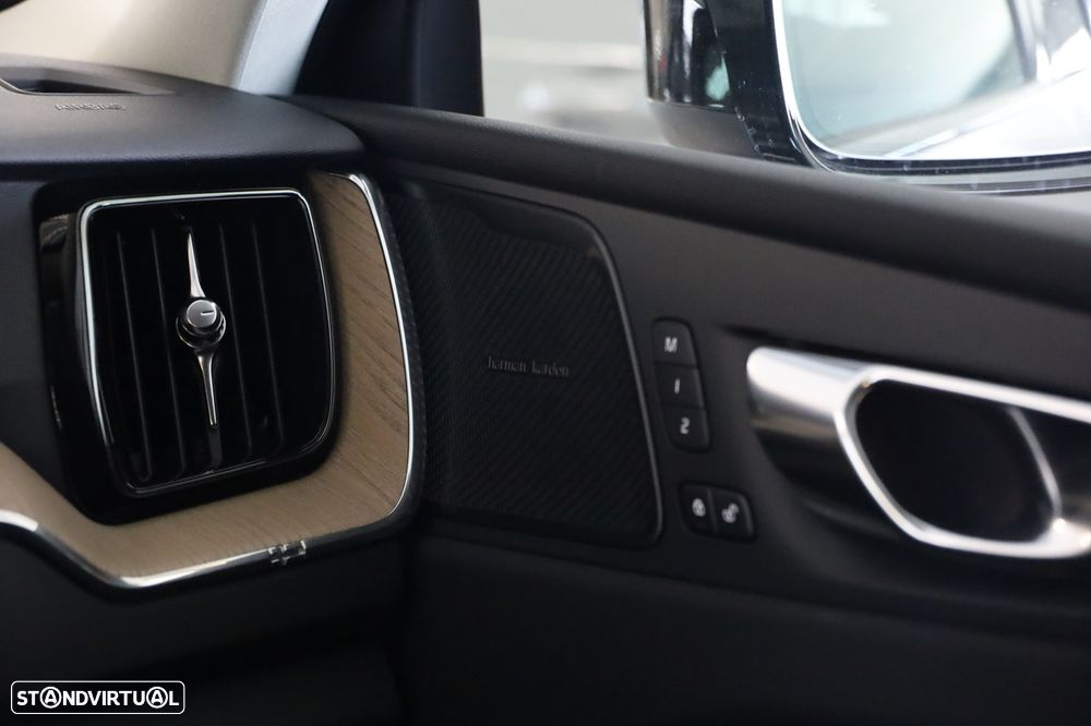 Volvo XC 60 2.0 T6 PHEV Plus Dark AWD - 34