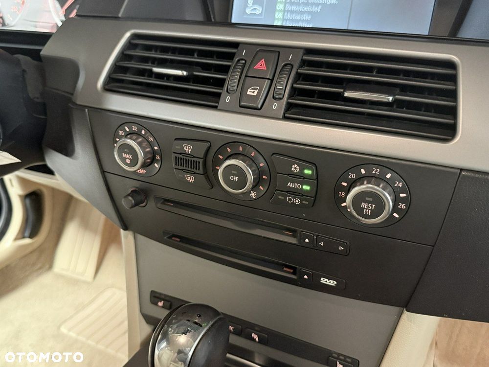 BMW Seria 5 525i Touring - 23