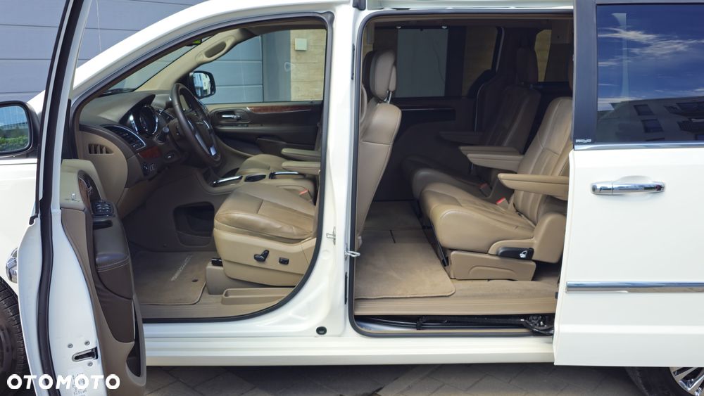 Chrysler Town & Country 3.6 Limited - 13