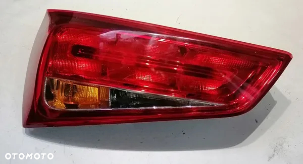 AUDI A1 LAMPA LEWY TYŁ LEWA TYLNA W KLAPĘ 8X0945093D