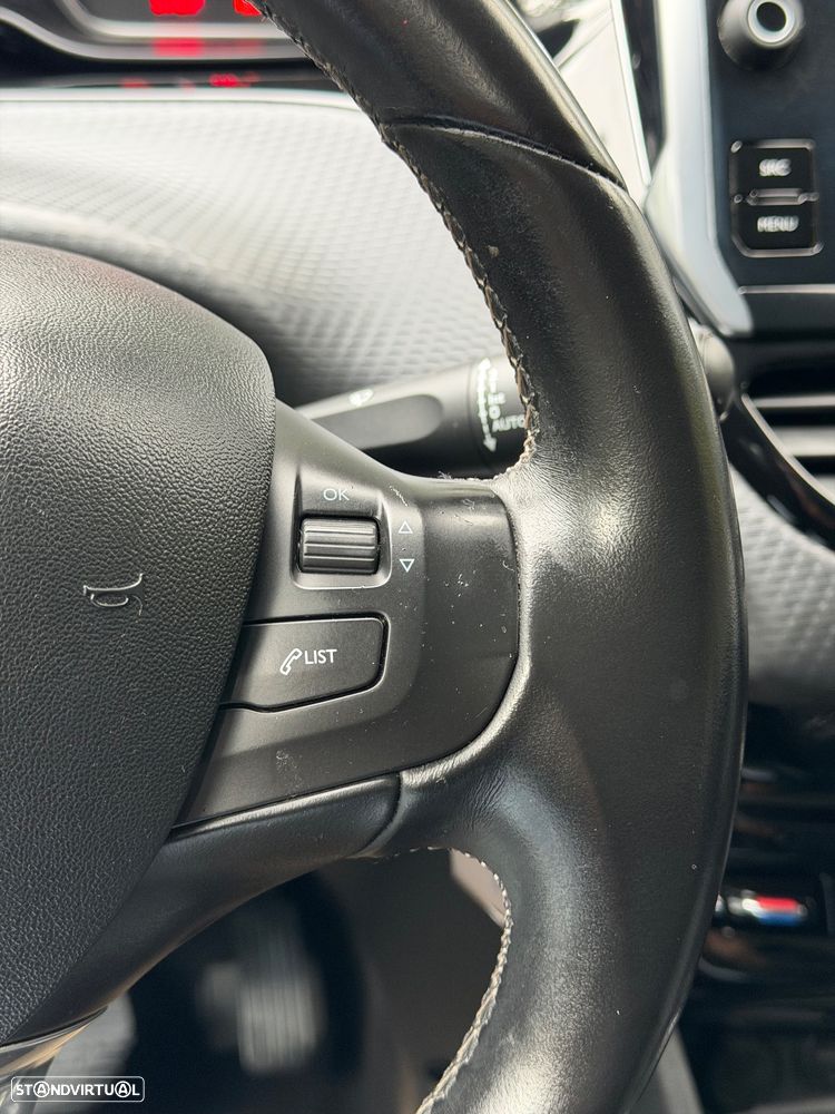 Peugeot 2008 1.2 PureTech Allure EAT6 - 20