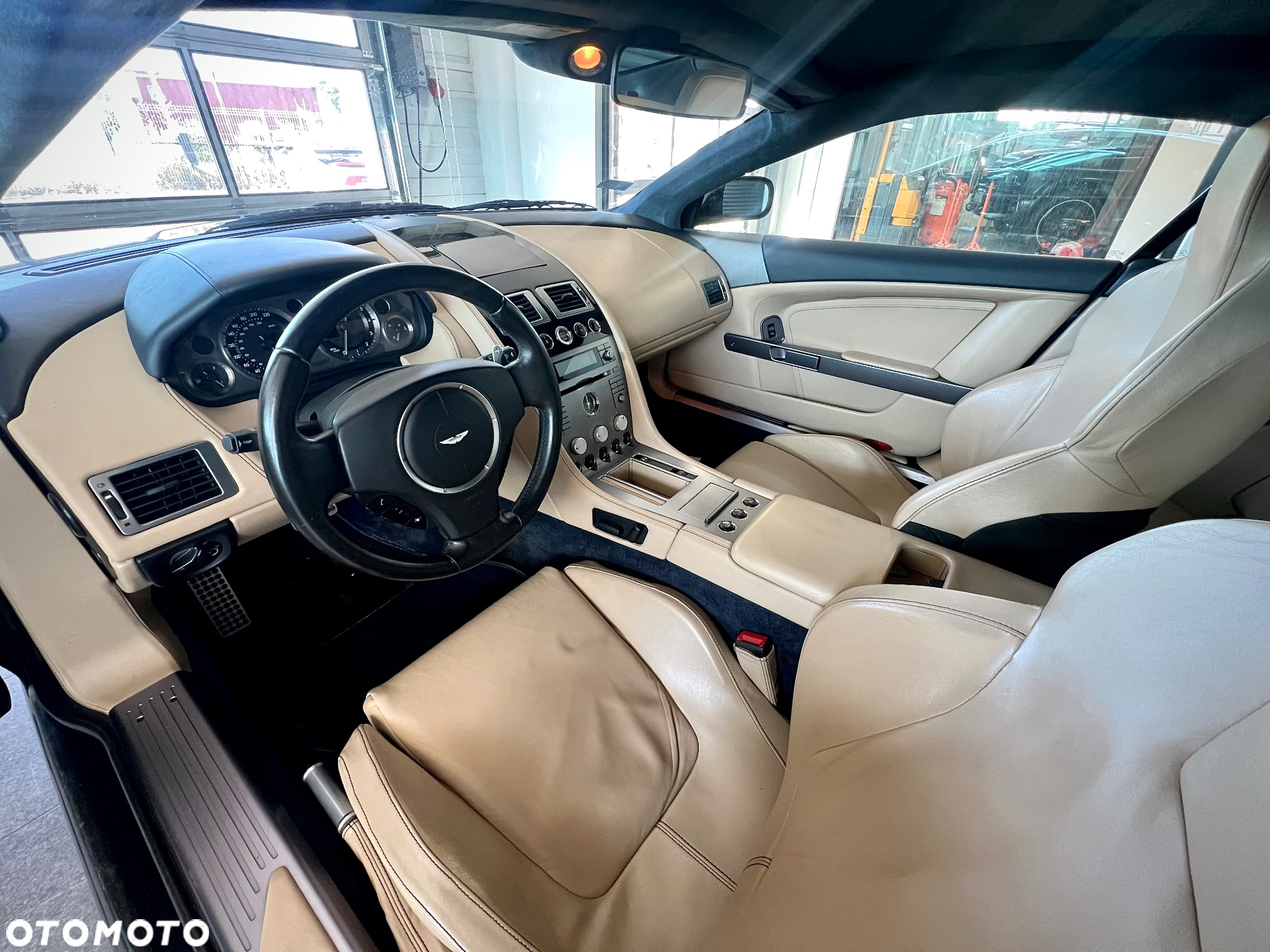 Aston Martin DB9 - 5