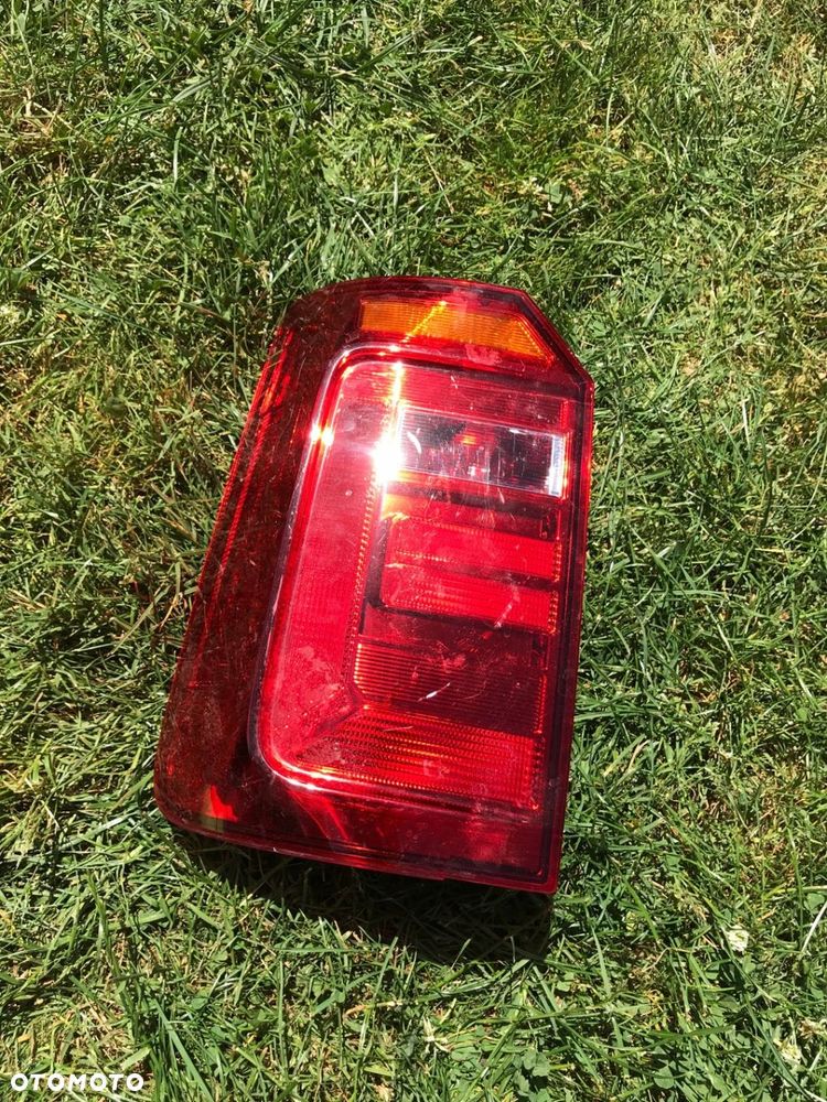 VW CADDY LIFT 2K1 15- LAMPA TYLNA LEWA TYŁ - 1