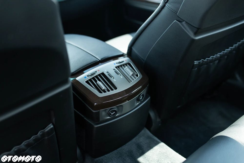 BMW Seria 7 750i - 29
