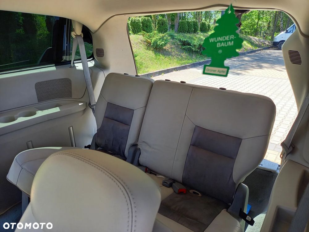 Chrysler Town & Country - 6