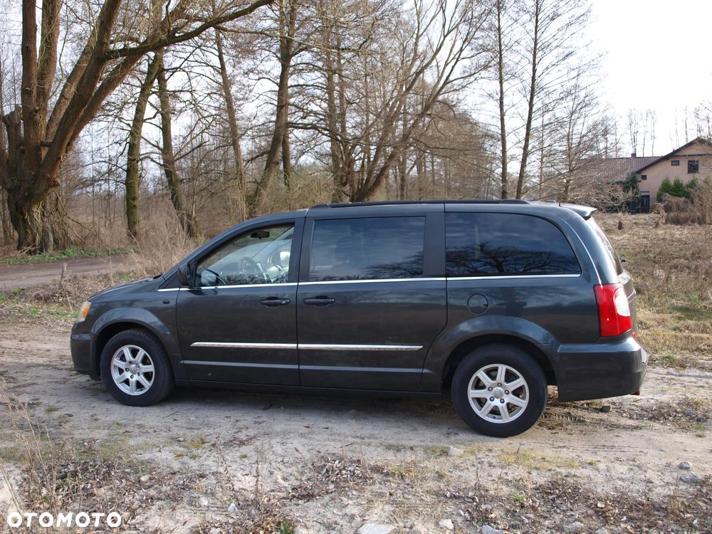 Chrysler Town & Country - 8