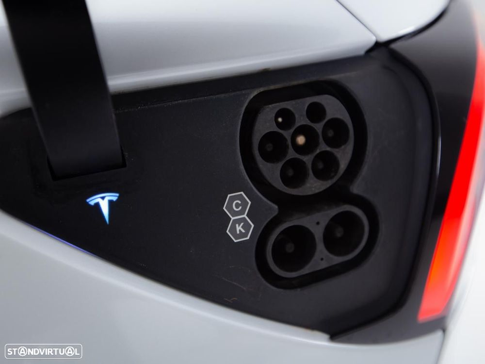 Tesla Model Y Long Range Dual Motor AWD - 17