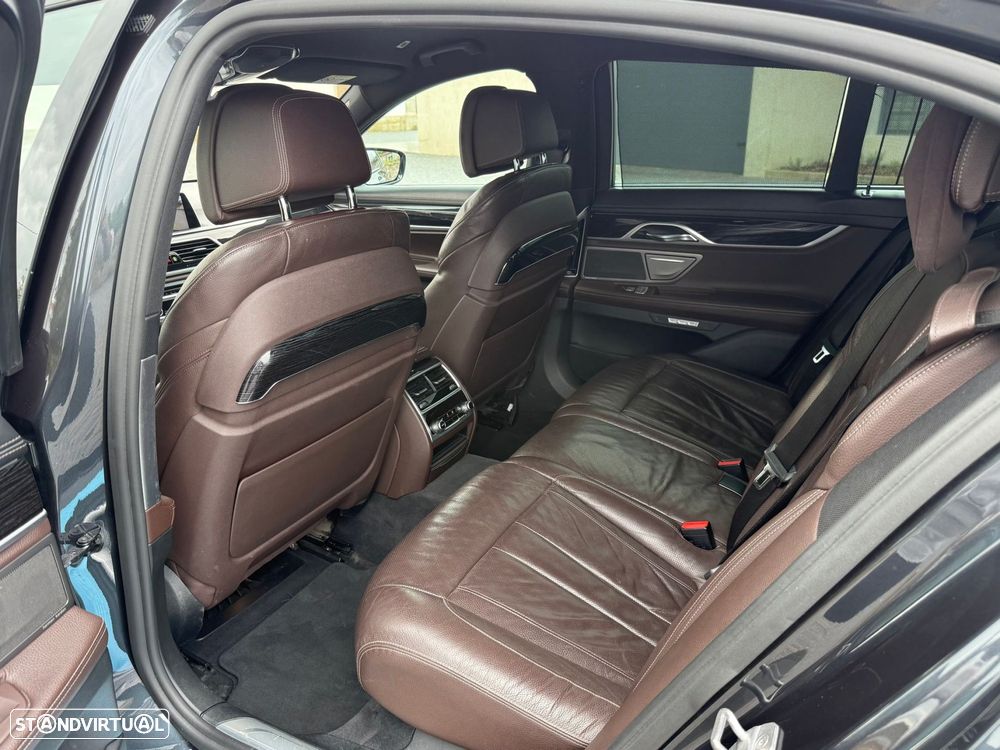 BMW 740 d xDrive Pack M Auto - 25