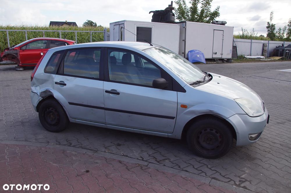 Auto na części - Ford Fiesta MK6 1.3 8V 70 KM A9JA 2S6R-7F094-DA Vitro 2003R Silnik Skrzynia Błotnik Drzwi Szyba Maska Klapa Zderzak Lusterko Sterownik Moduł Czujnik Deska Kokpit Licznik - 4