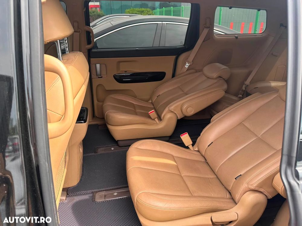 Kia Carnival - 11